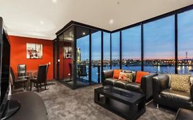 Lovely Waterfront Condo With Swimming Pool And Gym In The Heart Of Docklands